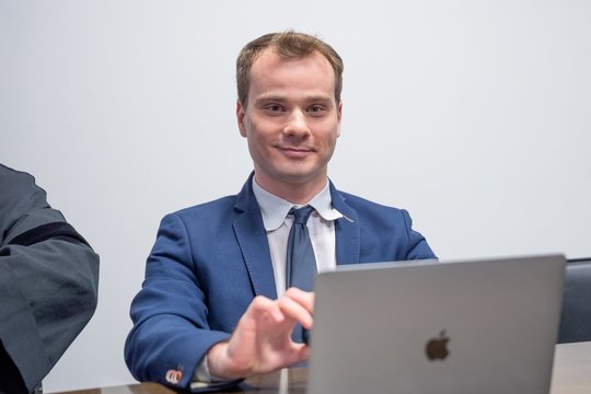 Į seksualinių nusikaltimų liūną puolusio Kauno mentoriaus byla pajudėjo iš „mirties“ taško