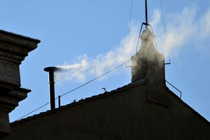 Iš Siksto koplyčios kamino – balti dūmai: išrinktas naujasis popiežius