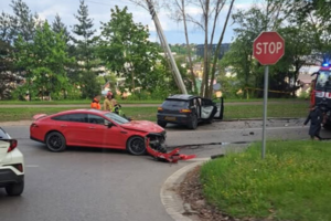 Kauno Šilainiuose – stiprus dviejų automobilių susidūrimas, nukentėjo žmogus