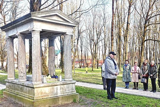 Klaipėdoje atgaivinta pamiršta tradicija: garsaus pirklio filantropo garbei surengtas jautrus renginys