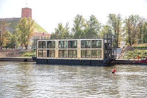 Grįžo į Nerį, bet ten – nepageidaujamas: ką darys plūduriuojantis viešbutis