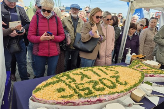 Rekordinį silkių tortą gamino pagal populiarų šventinį receptą – jį skanavo daugiau kaip penki šimtai žmonių