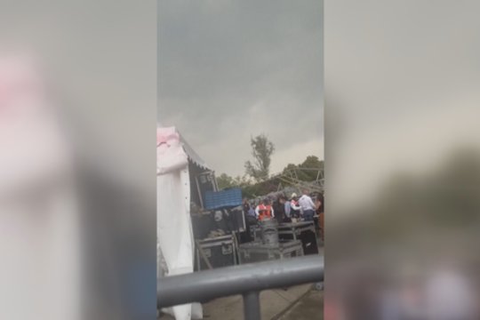 Motinos dienos koncertas Meksikoje virto chaosu: sugriuvo scena