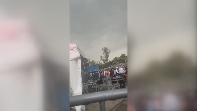 Motinos dienos koncertas Meksikoje virto chaosu: sugriuvo scena