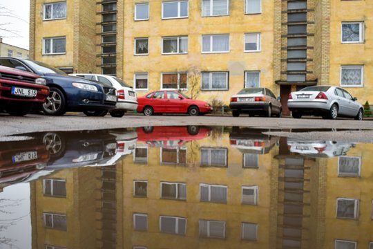 Dėl aikštelės greta namo – į teismą: išaiškino, kas gali prie daugiabučio statyti automobilius