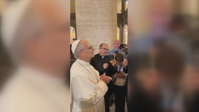 Pirmosios popiežiaus Leono XIV valandos: pontifikatą pradėjo nuo šilto pokalbio su tikinčiaisiais
