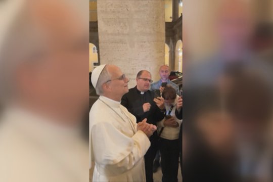 Pirmosios popiežiaus Leono XIV valandos: pontifikatą pradėjo nuo šilto pokalbio su tikinčiaisiais