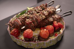 „Napoleono“ šašlykas nustebins visus: legendinio torto improvizacija su mėsa