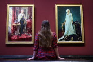 Paviešinus karaliaus Karolio ir jo žmonos karūnavimo portretus, internautai kraipo galvas: pastebėjo keistą detalę