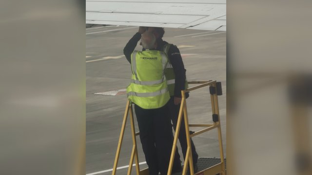 Londono oro uoste užfiksavo neeilinę situaciją: lėktuvo gedimas „taisytas“ lipnia juosta