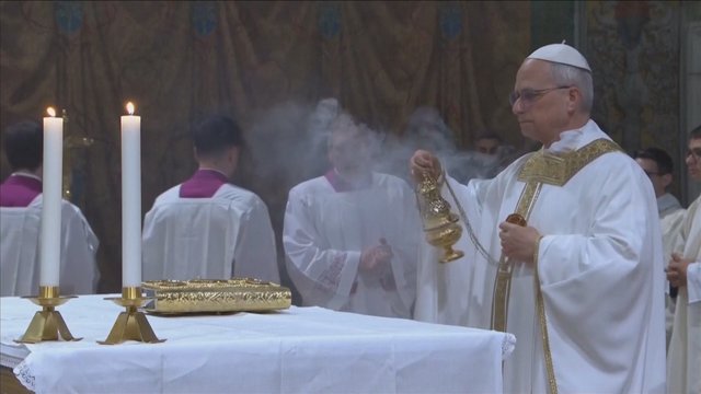 Naujasis popiežius Leonas XIV kimba į darbus: aukojo pirmąsias šv. mišias