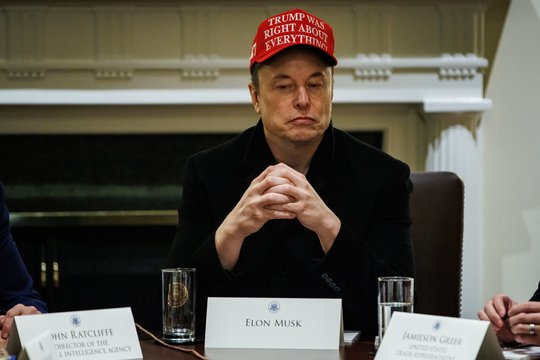 E. Muskui nesiseka – „Tesla“ susidūrė su sunkiai įveikiamomis kliūtimis