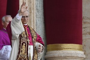 Vatikane jau parduodami pirmieji suvenyrai su naujojo popiežiaus atvaizdu