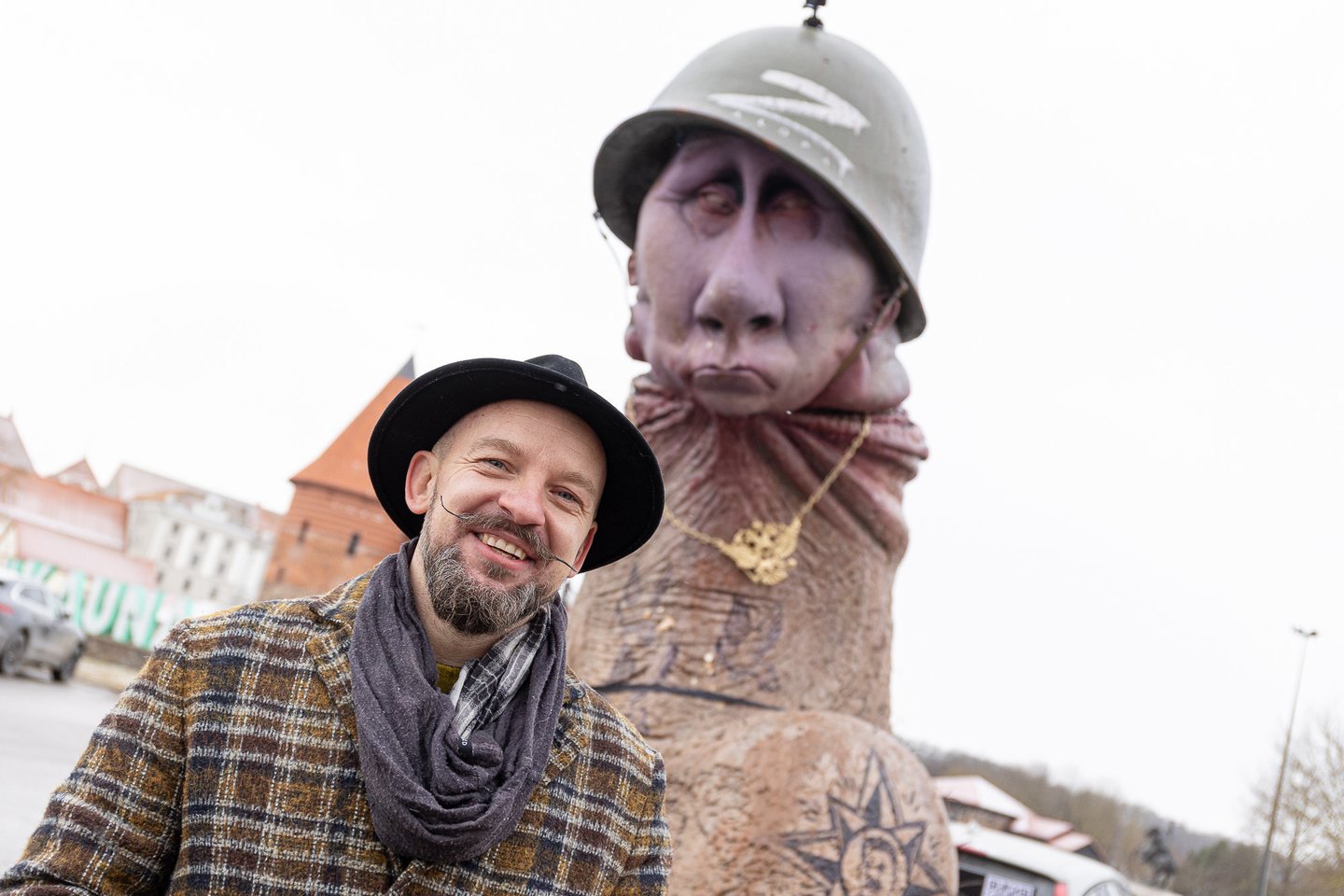 Dailininkas ir skulptorius Martynas Gaubas surengė drąsią akciją-performansą<br>R. Tenio/kaunas.kasvyksta.lt nuotr.