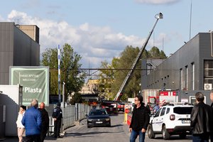 Vilniaus plastiko perdirbimo gigantėje kilo didelis gaisras: praėjus beveik parai, jo priežastis išlieka neaiški