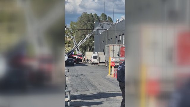 Vaizdai iš įvykio vietos: Vilniuje kilęs gaisras įmonėje „Plasta“ sukėlė tarnybas ant kojų