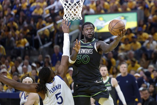 Be S. Curry žaidęs „Golden State Warriors“ nerado kelio į pergalę – „Timberwolves“ serijoje žengė į priekį