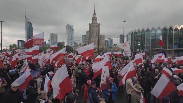 Lenkiją sukaustė tūkstantiniai protestai: reiškė nepasitenkinimą D. Tusko vyriausybe ir imigracija