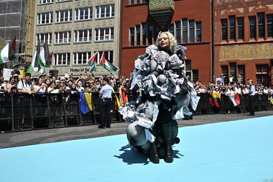 „Eurovizijos“ atidarymo ceremonijoje Maltos atstovė pasirodė su akį rėžiančia apranga