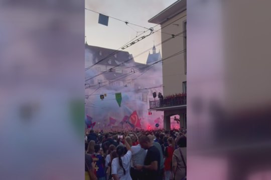 Bazelis alsuoja ne tik „Eurovizija“: gatvės aidi nuo futbolo sirgalių šūksnių