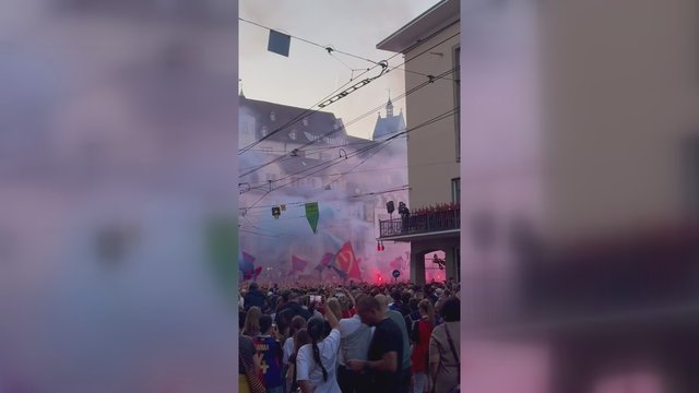 Bazelis alsuoja ne tik „Eurovizija“: gatvės aidi nuo futbolo sirgalių šūksnių