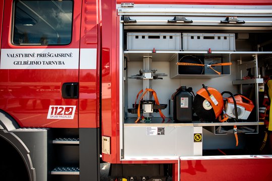 Kauno rajone sudegė pastatas su mediena ir jos apdirbimo technika