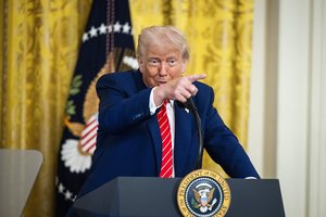 D. Trumpas paskelbė pasirašysiantis „žemę sudrebinusį įsaką“