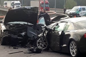 Alytuje ant tilto susidūrė „Audi“ ir BMW – abiejų automobilių vairuotojai perduoti medikams