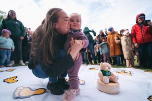 Sūrio gaudymo čempionatas sulaukė didžiulio pasisekimo: surengta net ropojančių kūdikių rungtis