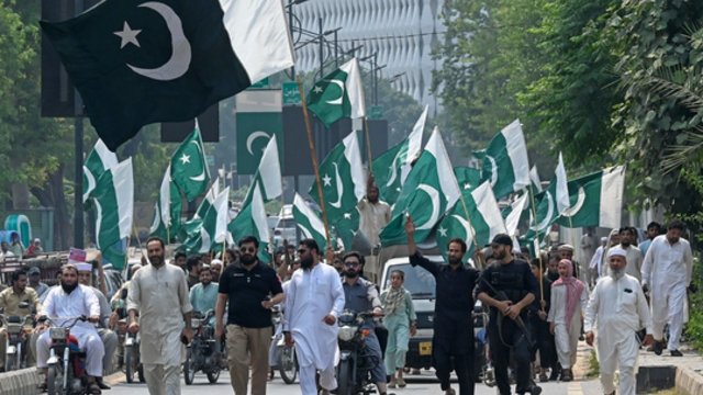 Pakistaniečiai išėjo į gatves: smerkė Indiją, išniekino ir D. Trumpo atvaizdą