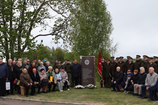 Prie paminklo „Atmintis“ ir vėl nusilenkta Lietuvos gynėjams