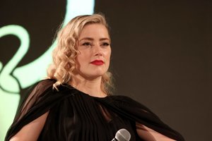 39-erių Amber Heard pranešė netikėtą žinią: žvaigždė sūpuoja dvynukus