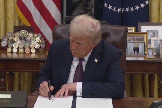 D. Trumpas gręžiasi į farmacijos pramonę: pasirašys įsaką dėl drastiško vaistų kainų mažinim