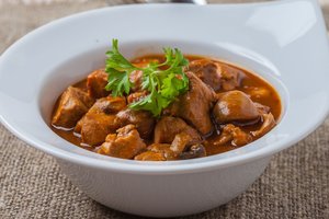 Šio sotaus kiaulienos guliašo neatsivalgysite niekada: pakaks pakeisti vos vieną ingredientą