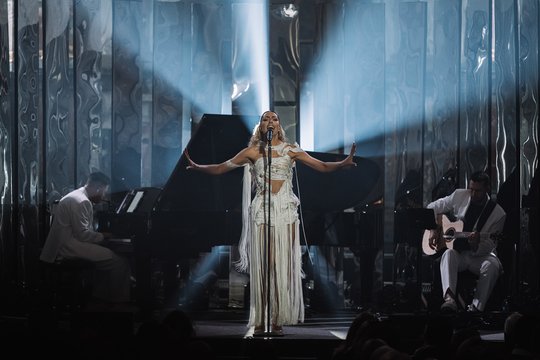 Pirmąjį akustinio turo koncertą surengusi Liepa Mondeikaitė neslėpė emocijų: „Esu nepaprastai dėkinga“