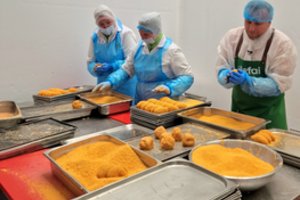 Žinomam šefui – „Iki“ iššūkis: kiek Kyjivo kotletų ir kiek litrų šaltibarščių pavyko paruošti?