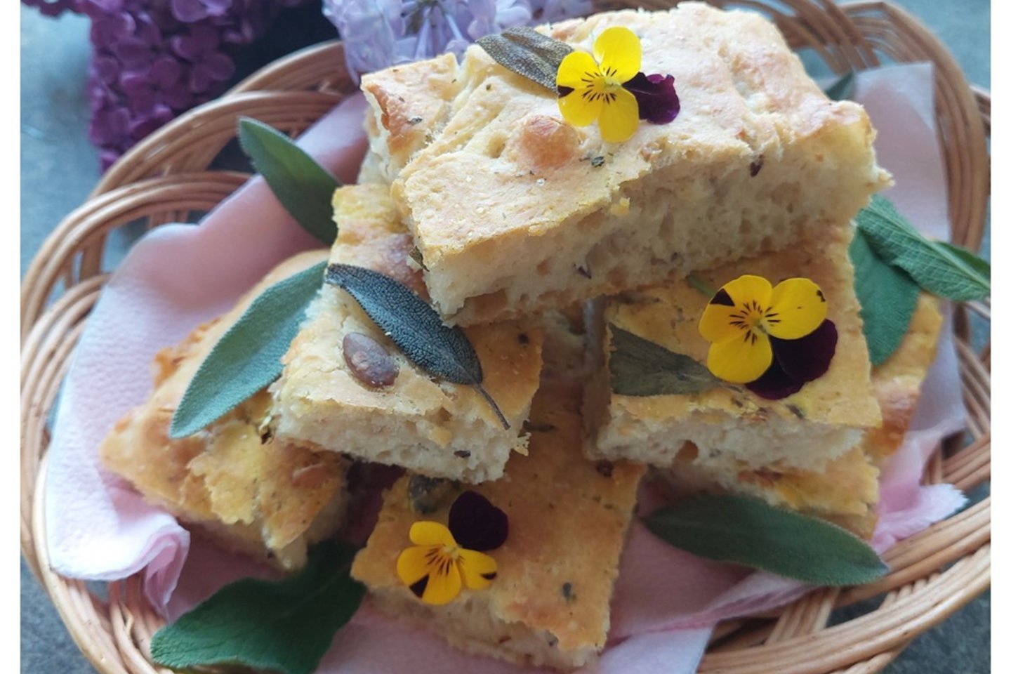 Naminė duona fokačija.<br> „Kviečiu į virtuvę“ nuotr.