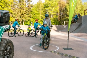 Padaugėjus eismo įvykių keliuose nemokamuose renginiuose dviratininkams primenamos saugaus eismo taisyklės