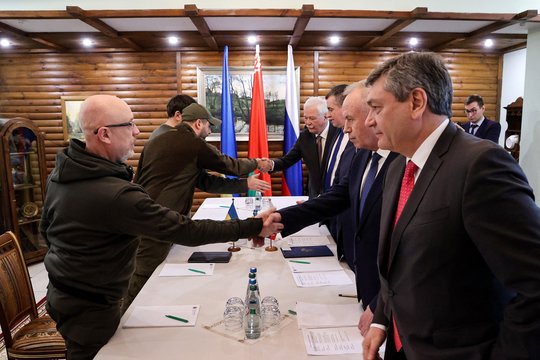 Ukrainos ir Rusijos diplomatiniai ryšiai nuo karo pradžios: Kremliaus reikalavimai Ukrainai nepasikeitė