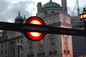 Dar vienas elektros tiekimo sutrikimas Europoje: šįkart nustojo veikti Londono metro