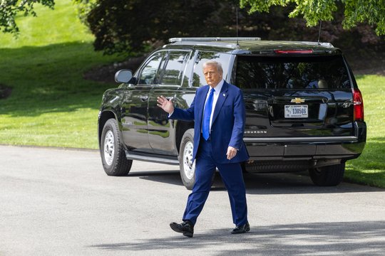 D. Trumpas išvyksta į kelionę po Persijos įlankos šalis