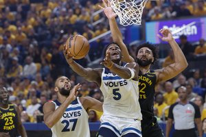 Įspūdingai spurtavę „Timberwolves“ atsidūrė viena koja Vakarų konferencijos finale