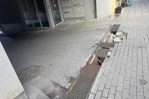 Pusmetį nesulaukia įvažiavimo remonto: kol gyventojai pradūrinėja padangas, savivaldybė žada