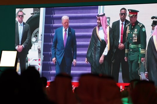 D. Trumpas atvyko į Saudo Arabiją