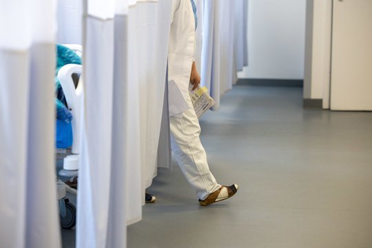 Tyrimas: medikams „vokeliais“ ar neoficialiomis dovanomis viešosiose gydymo įstaigose atsidėkoja kas 10 šalies gyventojas