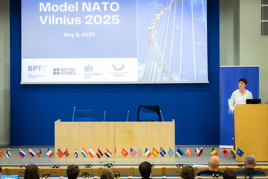 Moksleivių simuliacijoje „Model NATO Vilnius 2025“ – dėmesys Ukrainai ir gynybos finansavimui