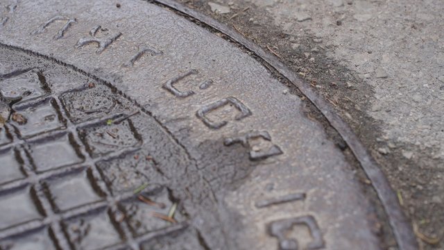 Sovietinių reliktų šalinimas įgauna pagreitį: simbolius siūloma naikinti ir nuo šulinių dangčių