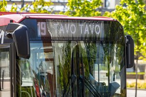 Eurovizinės nuotaikos įsisuko ir į sostinę: Vilniuje troleibusai bei autobusai pasipuošė nauju užrašu