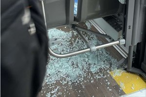 Dužus autobusų stiklui, šukės pažiro ant važiavusių vaikų: tėvai pirštu beda į kaltininką