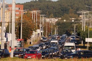 Spūsčių dusinamiems vilniečiams prie šviesoforų teks laukti dar ilgiau: šią naujovę pastebėjo ne visi